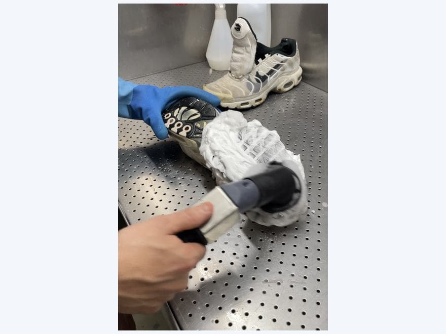 Sneaker nettoyée manuellement dans notre atelier