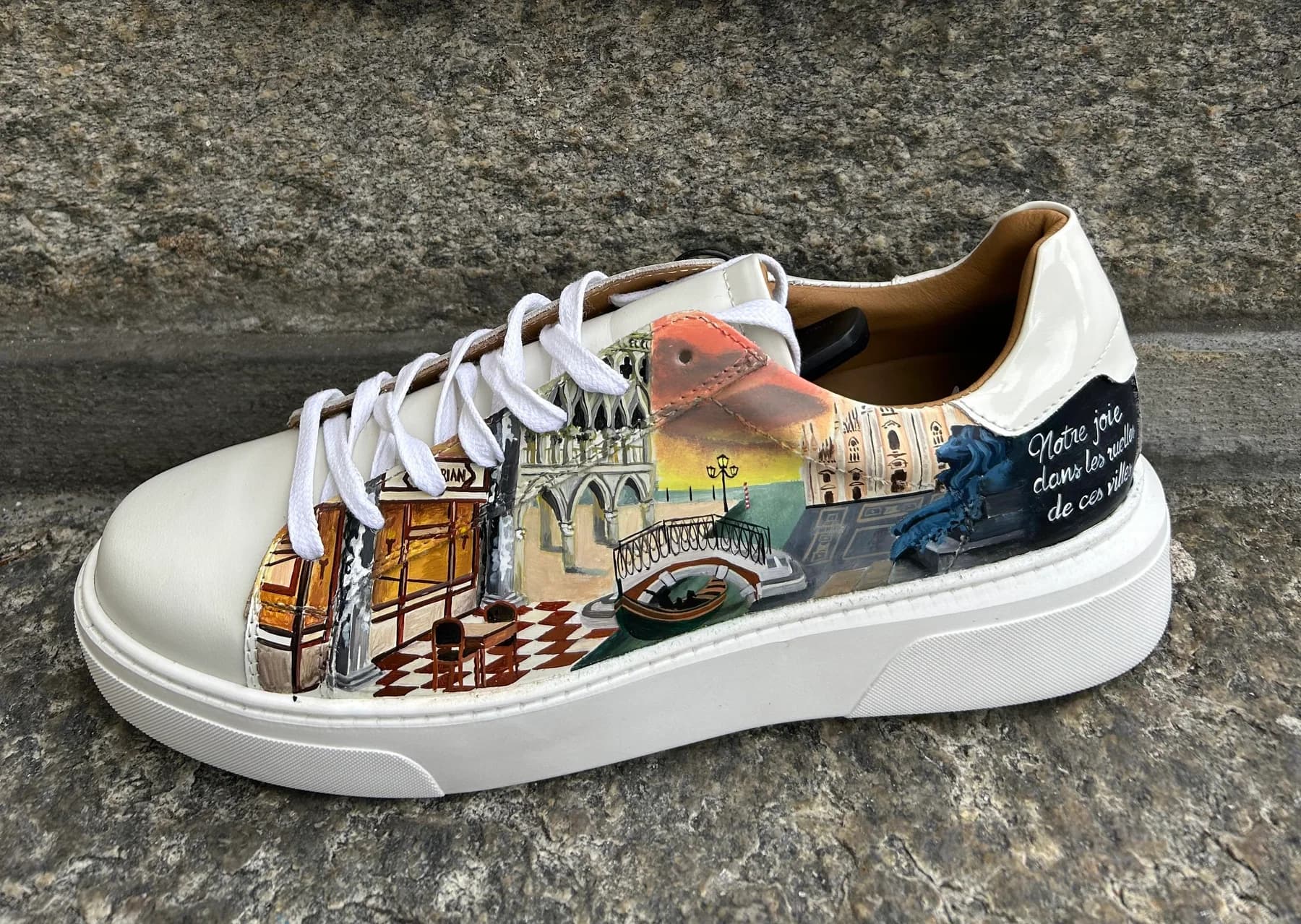 Paysage de voyage peint sur une chaussure