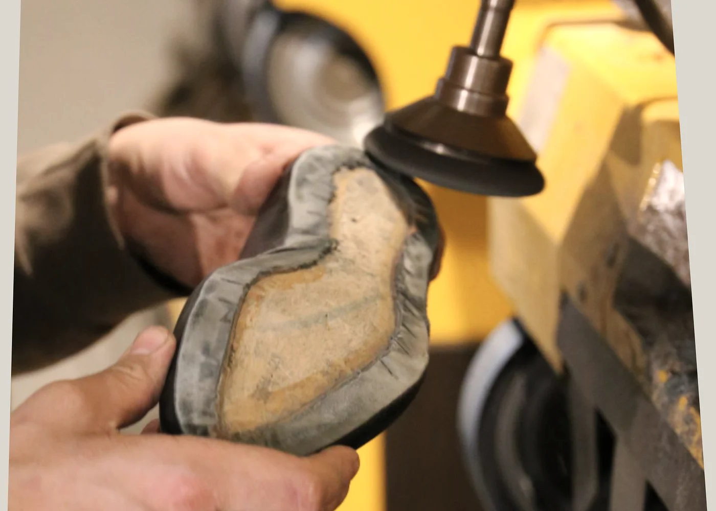 Semelle de soulier travaillée avec précision sur la machine de finition