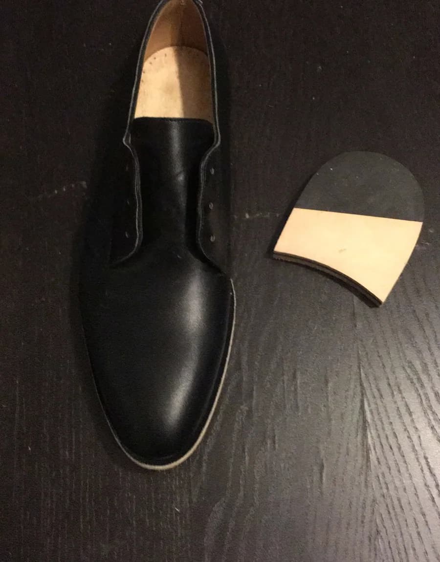 Soulier en cours de montage avec ses pièces de talon préparées
